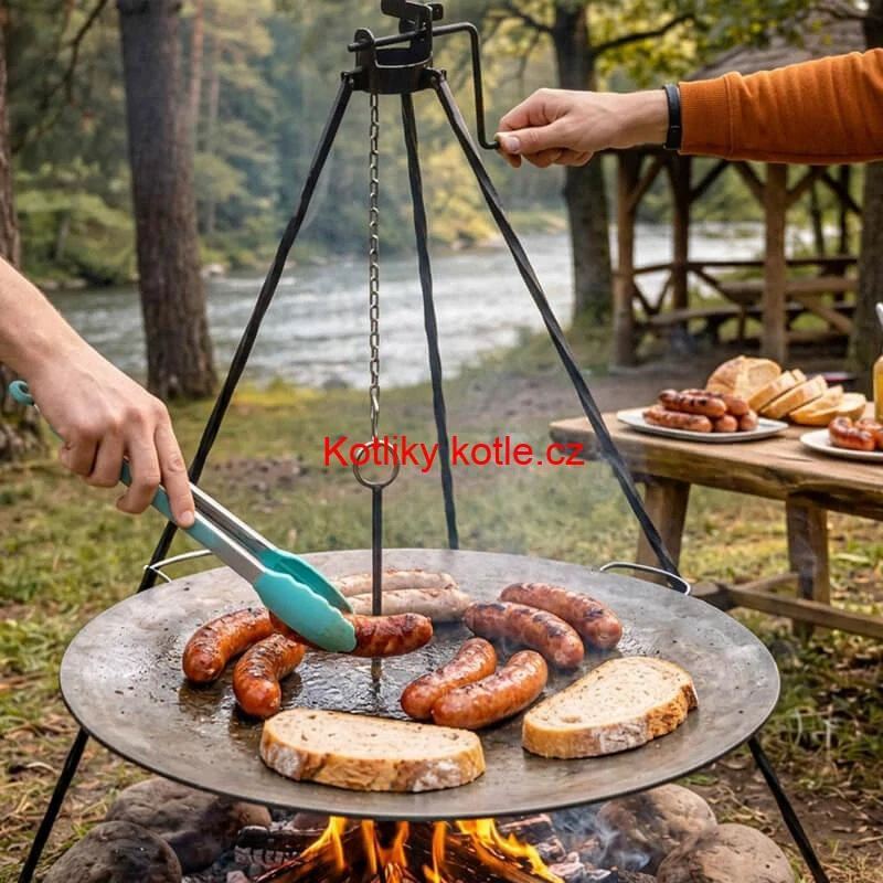Grilovací souprava CLASSIC STEEL PRO: Trojnožka 1,2m s kladkou + Železná pánev 49 cm