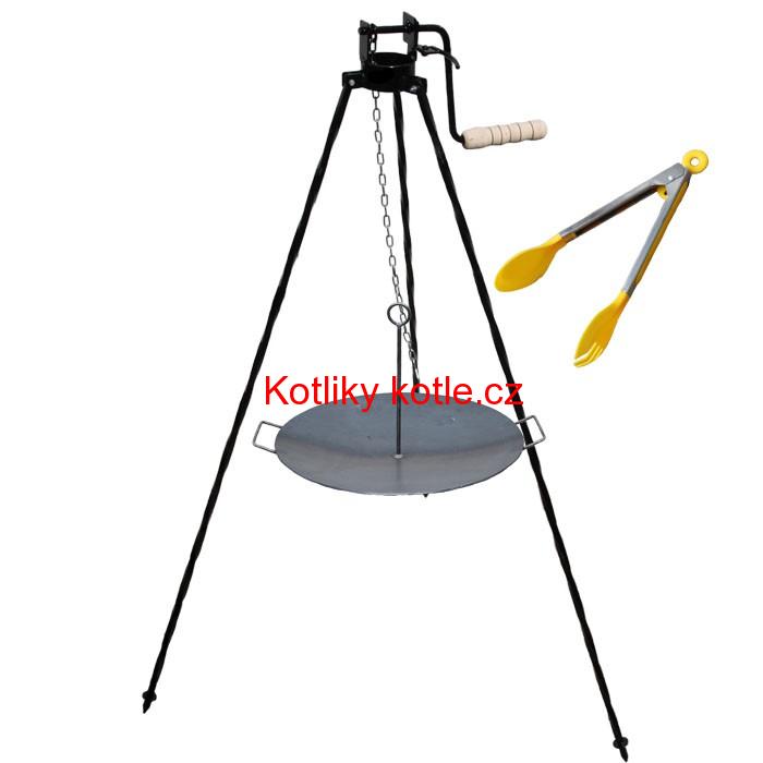 Železná pánev 49 cm s oušky a se závěsným držákem + trojnožka s pojistnou kladkou a obracečka na maso PARTY 2