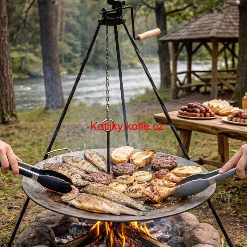 Grilovací souprava CLASSIC STEEL PRO: Trojnožka 1,2m s kladkou + Železná pánev 49 cm