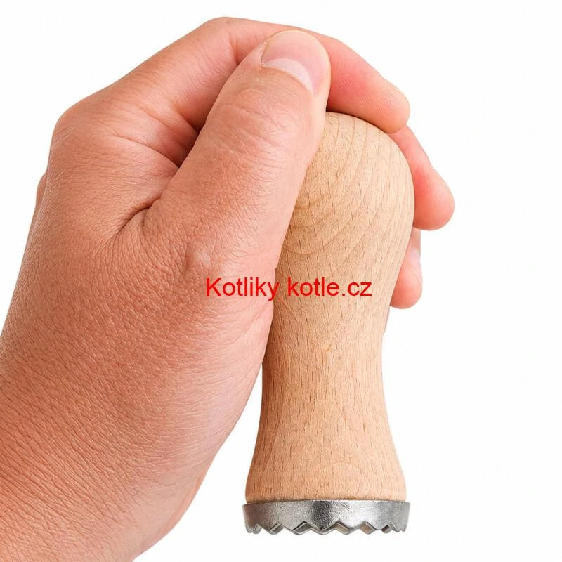 Ruční tlouček na maso s dřevěnou rukojetí
