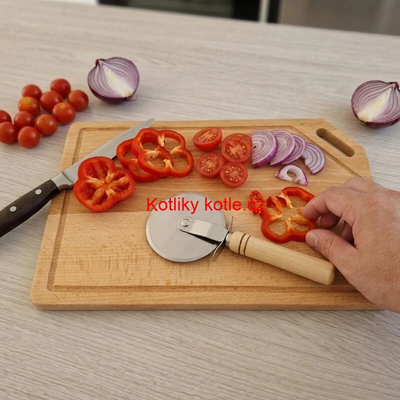 Dřevěná deska na krájení 40×25 cm s drážkou na šťávu