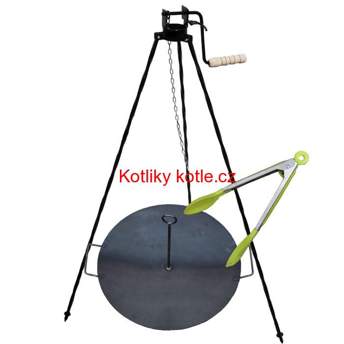Železná pánev 49 cm s oušky a se závěsným držákem + trojnožka s pojistnou kladkou a obracečka na maso PARTY 2
