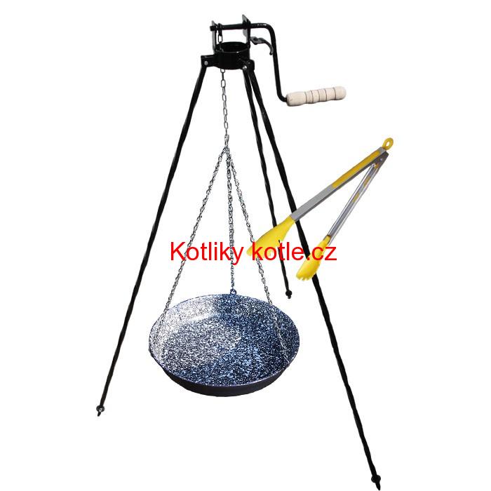 Smaltovaná pánev s řetízkem 42 cm + trojnožka s pojistnou kladkou a obracečka na maso GRILL PARTY 1