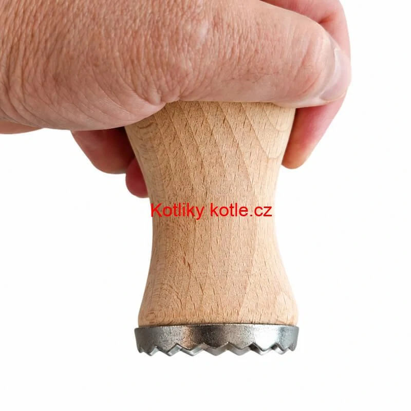 Ruční tlouček na maso s dřevěnou rukojetí
