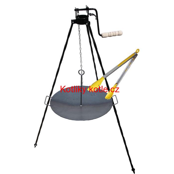 Železná pánev 44 cm s oušky a se závěsným držákem + trojnožka s pojistnou kladkou a obracečka na maso PARTY 1