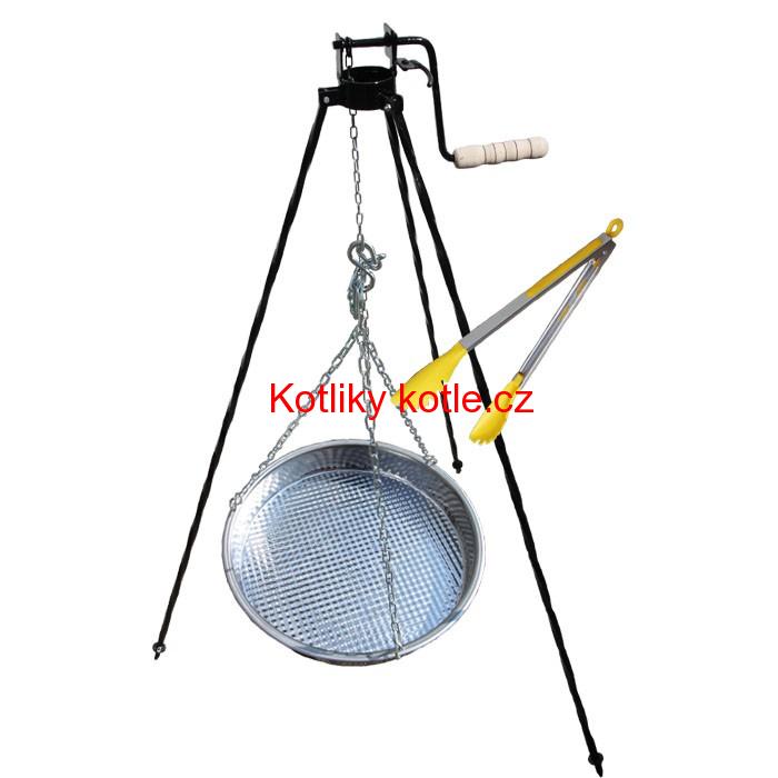 Nerezová pánev s řetízkem 49 cm + trojnožka s pojistnou kladkou a obracečka na maso GRILL PARTY 3